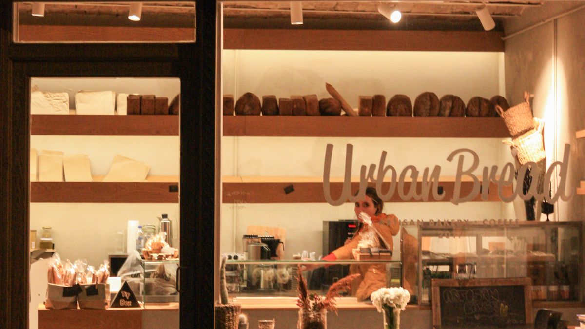 Personne au travail derrière le comptoir d'une boulangerie