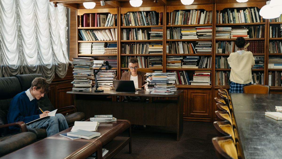Personnes consultant des documents dans une bibliothèque