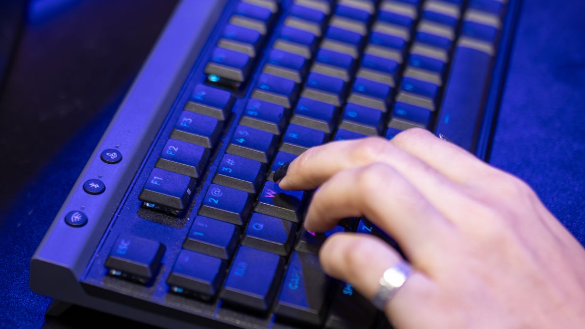 Main saisissant du texte sur un clavier