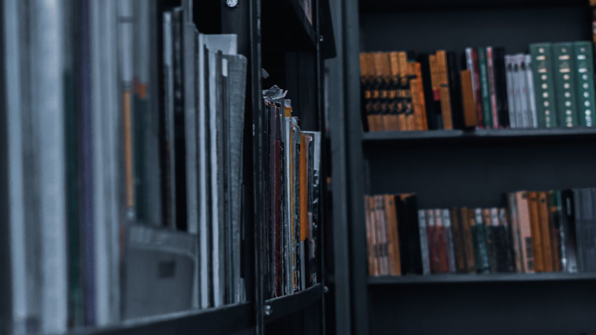 Intérieur d'une bibliothèque avec ses rayonnages