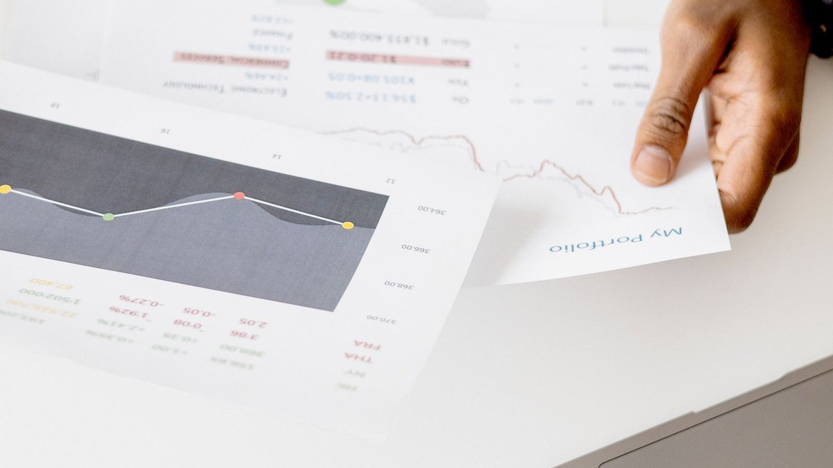 Professionnel analysant des résultats sur un ordinateur portable