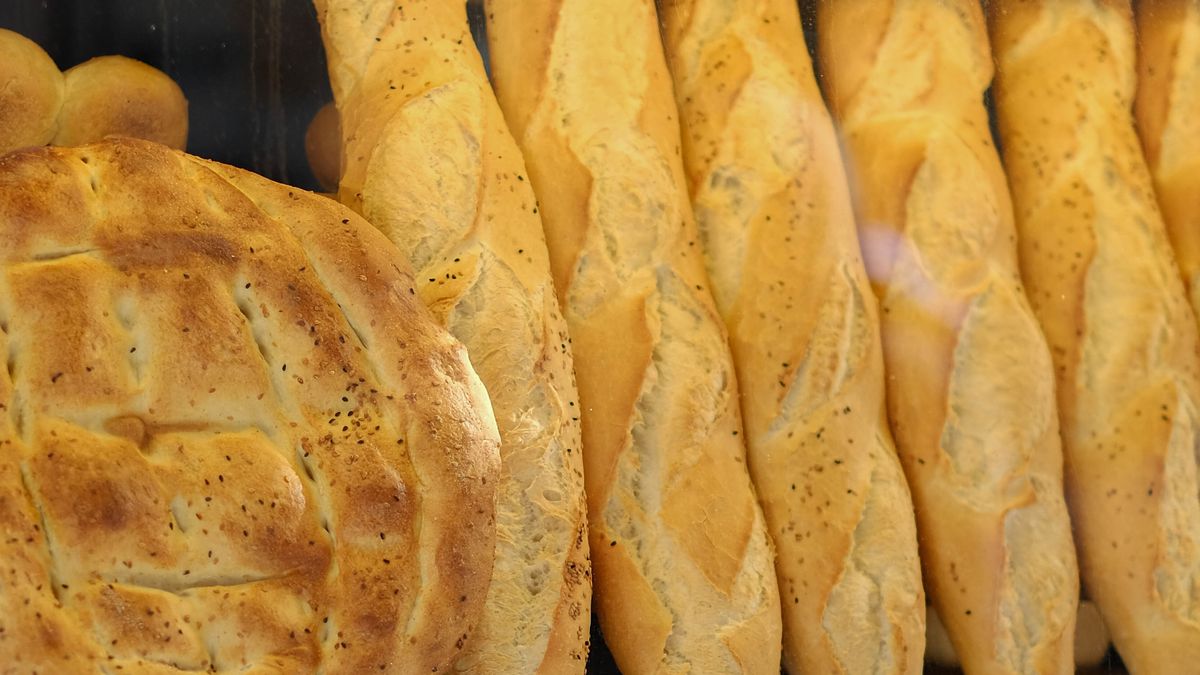 Produits présentés dans une vitrine de boulangerie
