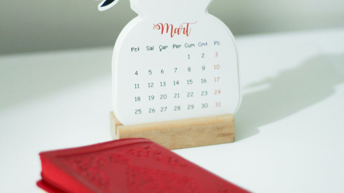 Carnet posé à côté d'un calendrier