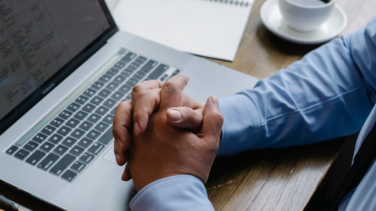 Dirigeant de PME travaillant sur son site depuis un ordinateur