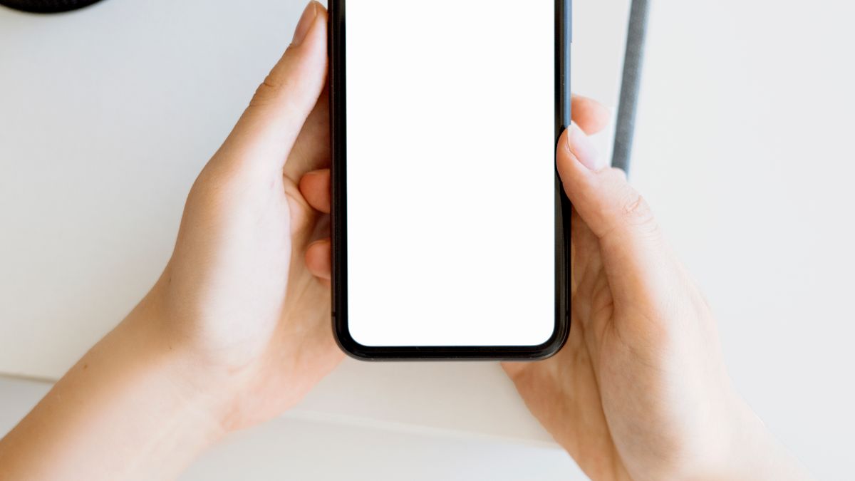 Mains tenant un smartphone